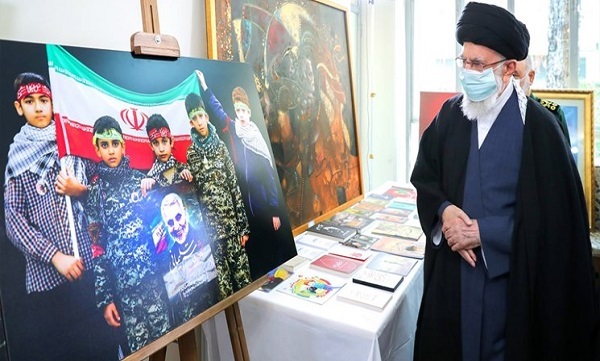 امام خامنه‌ای از نمایشگاه تولیدات فرهنگی پیرامون شهیدسلیمانی بازدید کردند