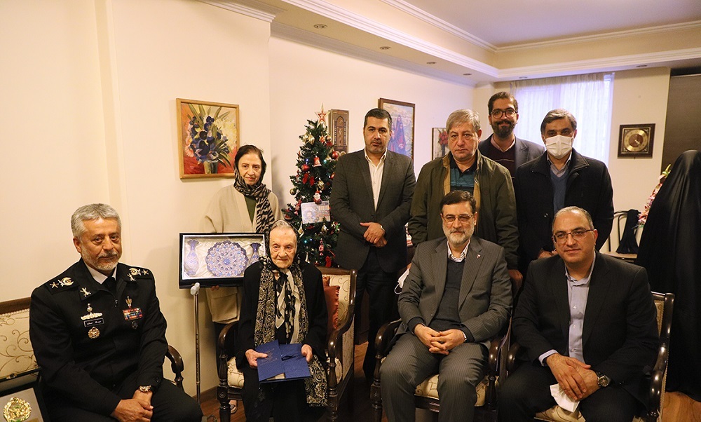 دریادار سیاری و قاضی‌زاده هاشمی با خانواده شهید «طومانیان» دیدار کردند