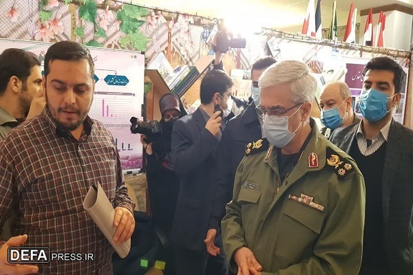 بازدید رئیس ستاد کل نیروهای مسلح از غرفه سمنان در نمایشگاه کوی جهاد و مقاومت