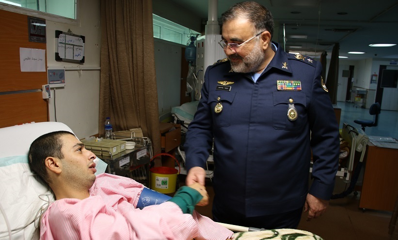 فرمانده نیروی هوایی از سربازان بستری در بیمارستان بعثت عیادت کرد
