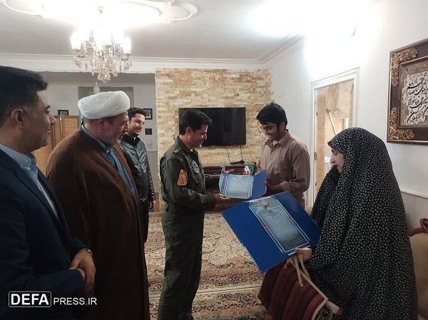 دیدار فرمانده پایگاه آموزش خلبانی شهید اکبری با خانواده شهدا + تصاویر
