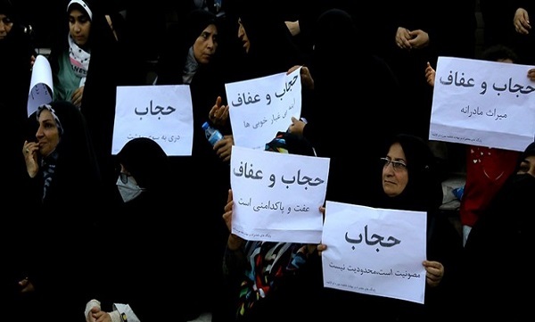 جمع کثیری از خانواده‌های شهدا از بیانات رهبر انقلاب درباره حجاب حمایت کردند