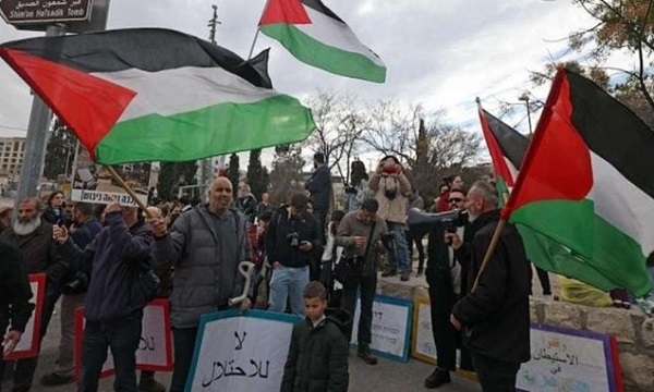 تظاهرات ساکنان قدس در محکومیت حکم بن‌گویر علیه پرچم فلسطین