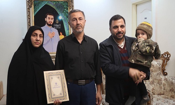 دیدار وزیر ارتباطات و فناوری اطلاعات با خانواده شهید «آرمان علی‌وردی»