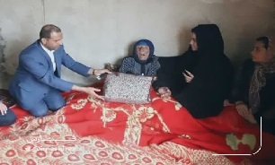 هدیه آیت الله رئیسی به مادر شهید فسایی حادثه شاهچراغ تقدیم شد