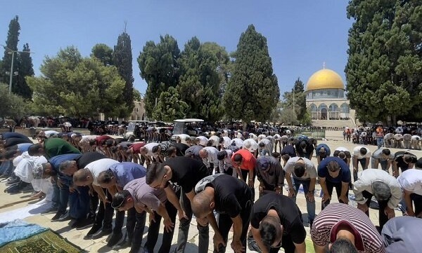حضور ۷۵ هزار فلسطینی در مسجد الاقصی/ زخمی شدن دو صهیونیست