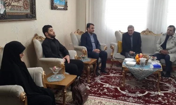 دیدار رئیس سازمان مالیاتی کشور با خانواده شهید «حسین تقی‌پور» در اسلامشهر