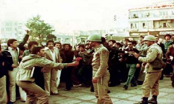 ثانیه‌شماری برای بازگشت عزت و استقلال به میهن/ ۳۳ کیلمتر صف انتظار برای دیدن امام خمینی
