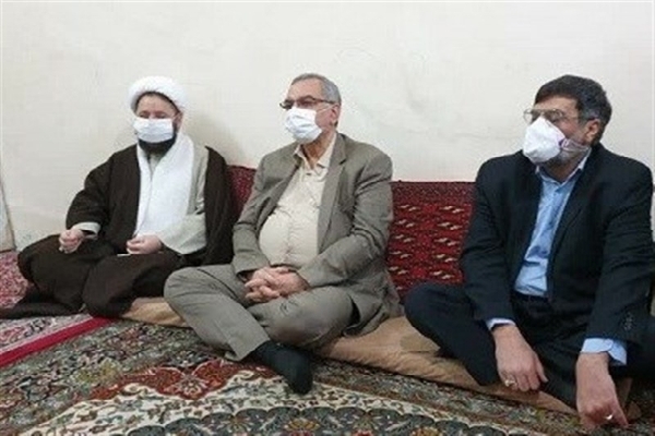 دیدار وزیر بهداشت با پدر شهیدان «دهنوی» در مشهد+ تصاویر
