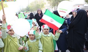 برنامه‌های شاد و متنوع راهپیمایی ۲۲ بهمن را برای کودکان به یادماندی می‌کند