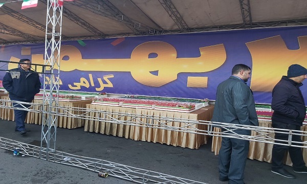 توزیع کیک تولد ۴۴ متری انقلاب اسلامی+ تصویر