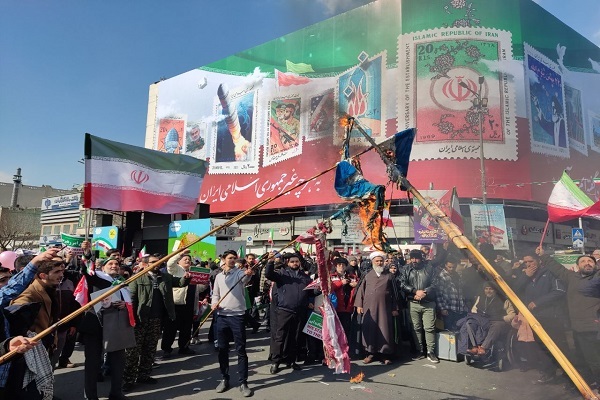 پرچم‌های آمریکا و اسرائیل در میدان انقلاب به آتش کشیده شد+ تصاویر