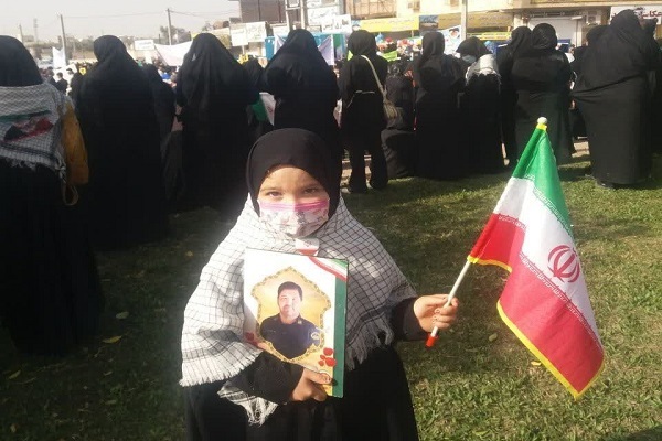 شرکت فرزندان شهدا در راهپیمایی ۲۲ بهمن به نیابت از پدران شهید خود+ تصاویر