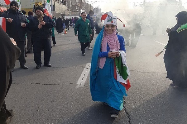 شرکت فرزندان شهدا در راهپیمایی ۲۲ بهمن به نیابت از پدران شهید خود+ تصاویر
