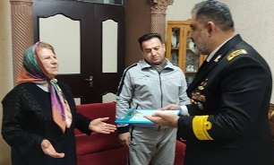 فرمانده نیروی دریایی ارتش با خانواده شهید «ابراهیم خوش کلامیان» در سنندج دیدار کرد