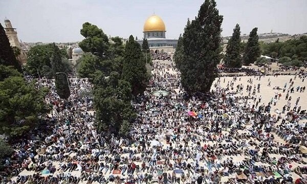 حضور ۸۰ هزار نمازگزار فلسطینی در نماز جمعه مسجد الاقصی