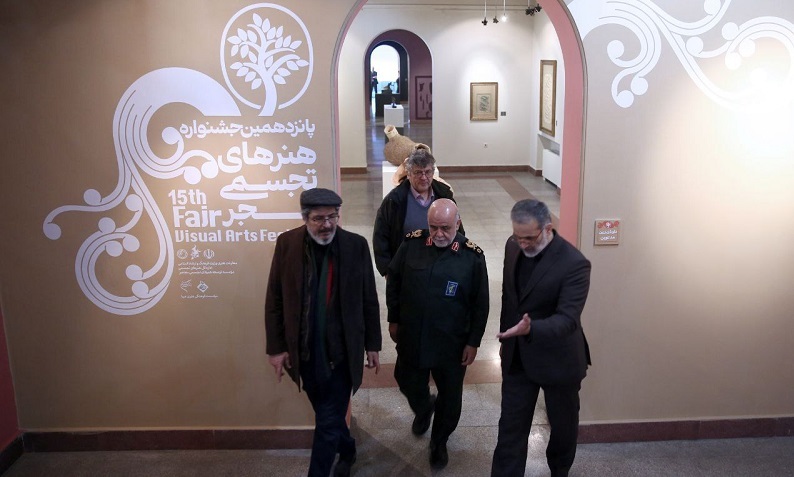 بازدید مشاور فرمانده نیروی قدس از جشنواره هنرهای تجسمی فجر