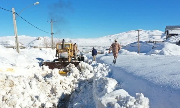 گزارش خدمات نیروی زمینی سپاه در مناطق برف‌گیر/ از بازگشایی جاده‌های مسدود شده تا رفع نیاز‌های فوری غذایی