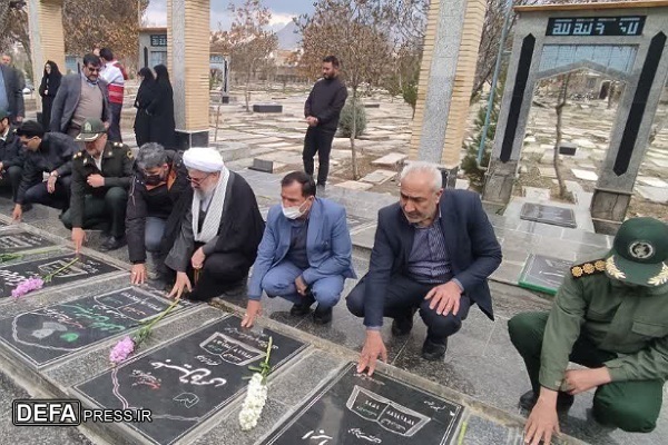 ادای احترام مسئولان ملایر به شهدا به مناسبت روز شهید+تصاویر