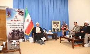 شهدا در دنیا چراغ راه  هستند