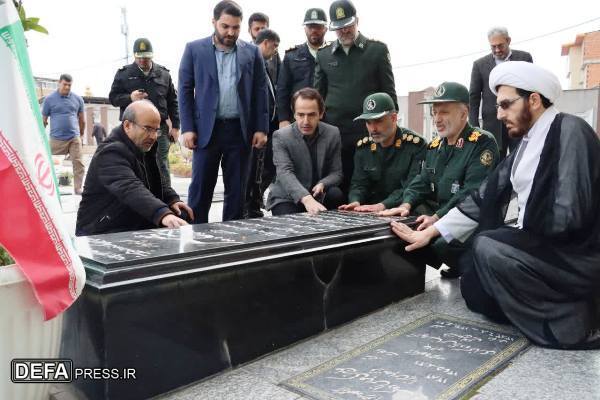 مدیرکل حفظ آثار دفاع مقدس مازندران به مزار شهید «بصیر» ادای احترام کرد+ تصاویر