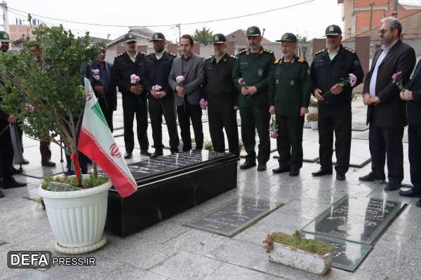 مدیرکل حفظ آثار دفاع مقدس مازندران به مزار شهید «بصیر» ادای احترام کرد+ تصاویر