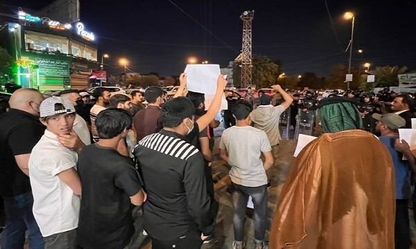 ده‌ها عراقی در مقابل کنسولگری آنکارا در بغداد تظاهرات کردند