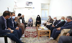 دیدار مدیر کل آموزش و پرورش استان کرمان با خانواده دانش آموز شهید «محمود کمالی»