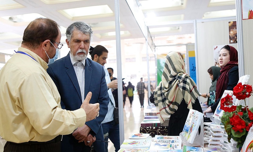 بازدید وزیر سابق فرهنگ و ارشاد اسلامی ایران از نمایشگاه کتاب