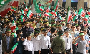 همخوانی «سلام فرمانده» با حضور ۱۴۰۰ دانش آموز در مسجد جمکران