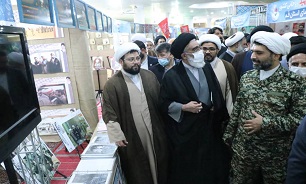 افتتاح نمایشگاه «تعهد سرخ، از حجره تا سنگر» در قم
