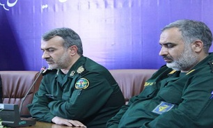 ابعاد معنوی و دستاورد‌های دوران دفاع مقدس برجسته شود