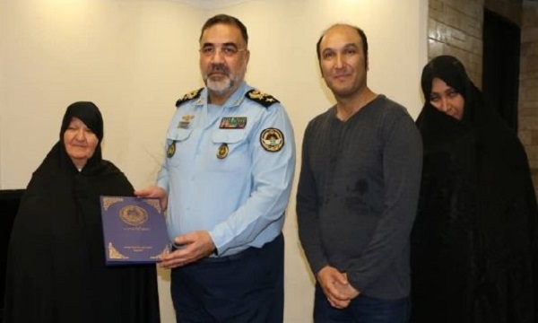 فرمانده نیروی هوایی ارتش با خانواده‌های ناری قمی و شهید ممی نژاد دیدار کرد
