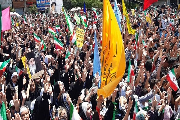 خانواده شهدای قیام ۱۵ خرداد پیشوا و ورامین تقدیر شدند + تصاویر