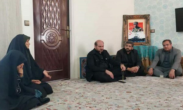 استاندار تهران با خانواده شهید «قاضی‌خانی» در قرچک دیدار کرد