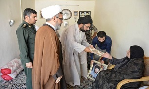 مدیرکل بنیاد شهید لرستان با خانواده شهید سلطان‌مراد دریکوند دیدار کرد