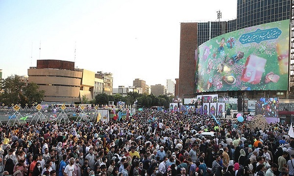 بسته های فرهنگی عفاف و حجاب در میدان ولی عصر(عج) توضیع شد