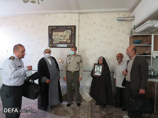 دیدار رئیس سازمان حفظ آثار دفاع مقدس ارتش با خانواده‌های شهدا در قم+تصاویر