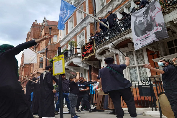 پایین کشیدن پرچم سفارت باکو در لندن در اعتراض به محدودیت برگزاری عزاداری اباعبدالله + تصاویر