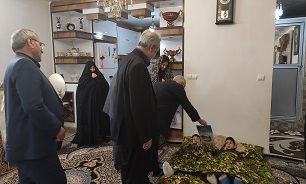 دیدار مدیران‌کل حفظ آثار دفاع مقدس و بنیاد شهید استان اردبیل با خانواده شهید مدافع حرم