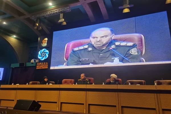 جوانان باید با الگوی زنان برتر آشنا شوند