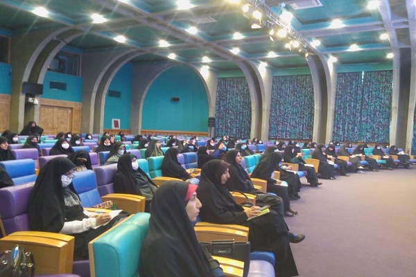 جوانان باید با الگوی زنان برتر آشنا شوند