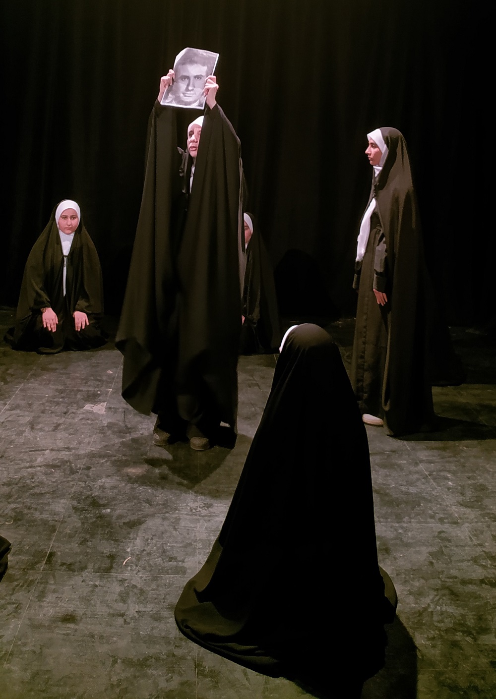 اجرای نمایش «از کشف تا عهد» بچه‌های مسجد تهران در کاشان/ روایت حجاب زنان از گوهرشاد تا انقلاب
