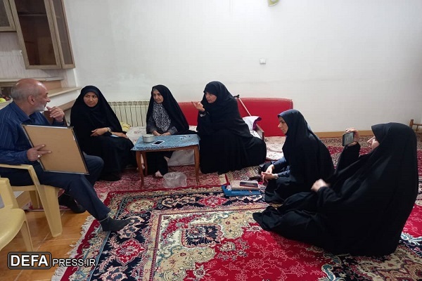 دیدار مسئول نشر آثار مشارکت زنان در دفاع مقدس کرمان با خانواده شهید «محمودآبادی»+تصاویر