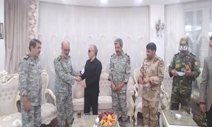 معاون ستاد کل نیروهای مسلح با خانواده های شهید مرزبانی و جانباز دفاع مقدس در اردبیل دیدار کرد
