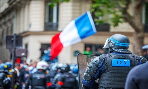 اعتراضات در فرانسه و افزایش درخواست‌ها برای استعفای مکرون