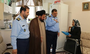 فرمانده نیروی هوایی ارتش با خانواده شهیدان زور دابی آذر و فلاح فر دیدار کرد.