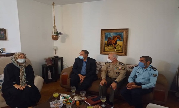 دیدار جانشین سازمان حفظ آثار و نشر ارزش‌های دفاع مقدس ارتش با خانواده شهید «سرافراز»