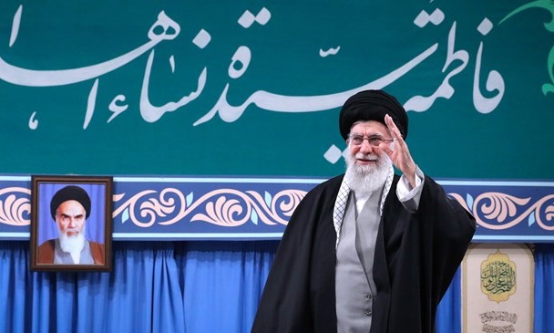 آغاز سخنرانی امام خامنه‌ای در دیدار جمعی از پیشکسوتان و فرماندهان دفاع مقدس