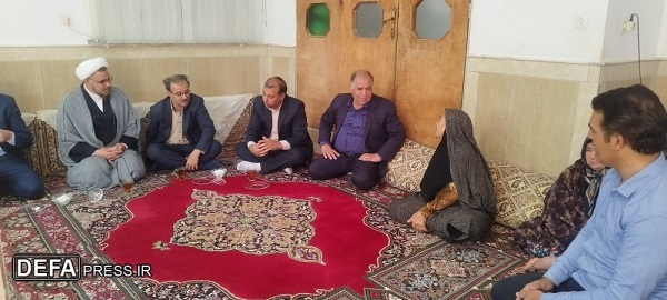 دیدار مسئولان جعفرآباد قم با خانواده‌های شهیدان عسگری و علمداری
